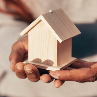 le mani offrono una casa