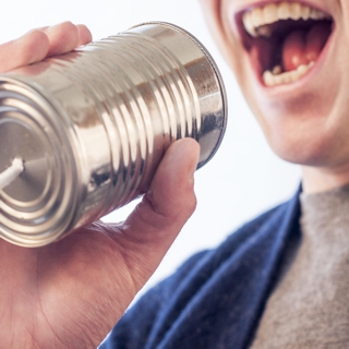 persona che annuncia