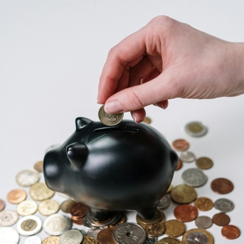 mano mette moneta in salvadanaio